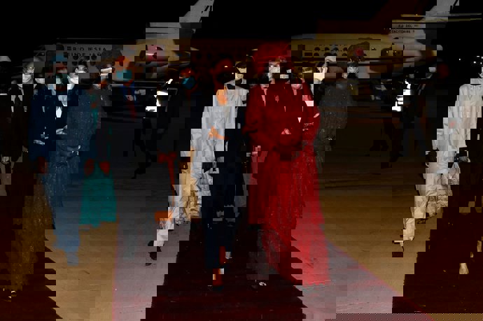 La Reina ha apostado por la sobriedad con un traje sastre azul marino