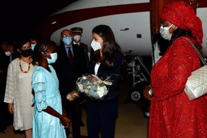 Doña Letizia ha sido recibida con flores a su llegada al país africano