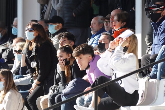 Julia, de lo más atenta durante el partido