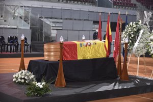 El féretro de Manolo Santana, cubierto con la bandera de España
