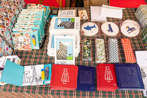 Diferentes artículos navideños en un lujoso mercadillo en la milla de oro madrileña