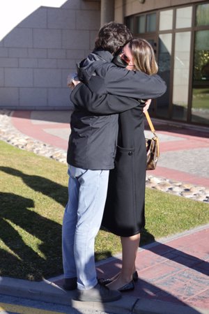 Emotivo abrazo entre Borja y Bárbara Santana