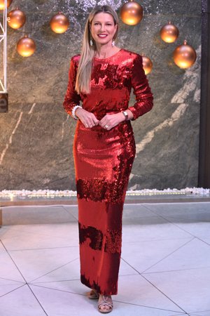 Anne Igartiburu, radiante con un elegante diseño rojo de pailletes