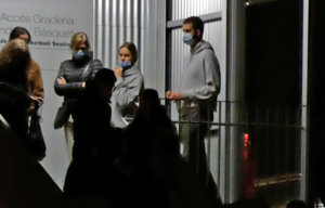 La Infanta Cristina y sus hijos Irene y Juan, abandonando el pabellón