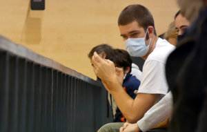 Juan Urdangarín, animando a su hermano desde la grada