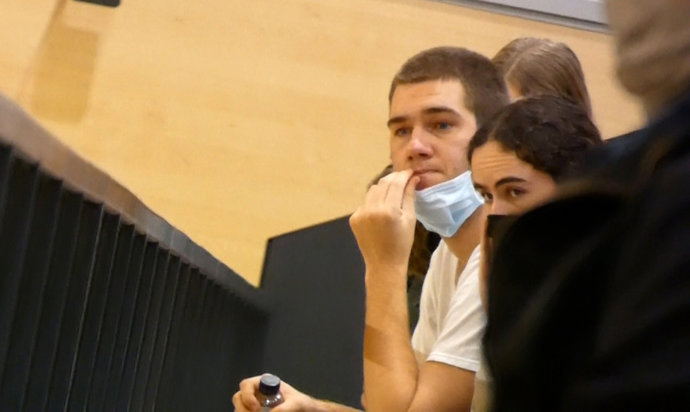 Juan, muy pendiente de su hermano durante el partido