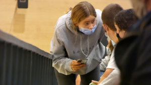 Irene, muy expresiva, hablando con su hermano Juan