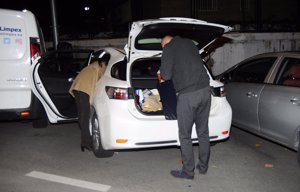 Mientras Telma metía a la pequeña en el coche, Marcus guardaba las bolsas en el maletero