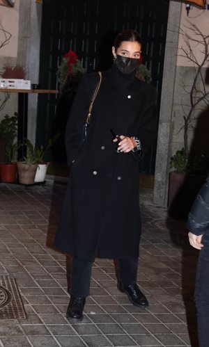 La modelo presumió de su belleza natural con un sencillo total look black