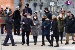 Magdalena, madre de Carlos Marín, acompañada por otros familiares