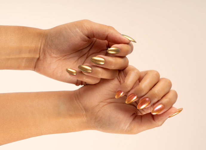 Las manicuras son brillantes y muy atrevidas esta Nochevieja