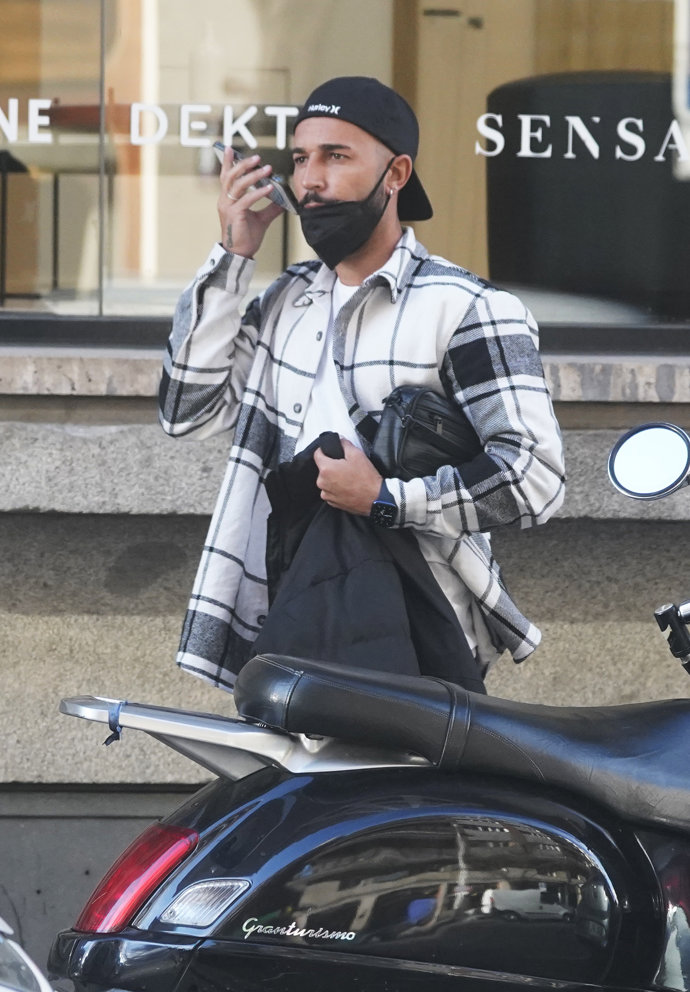 Omar, muy pendiente de su teléfono