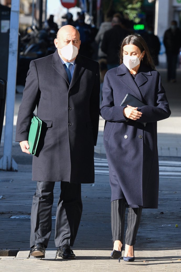 La Reina, a su llegada al acto acompañada por su secretario