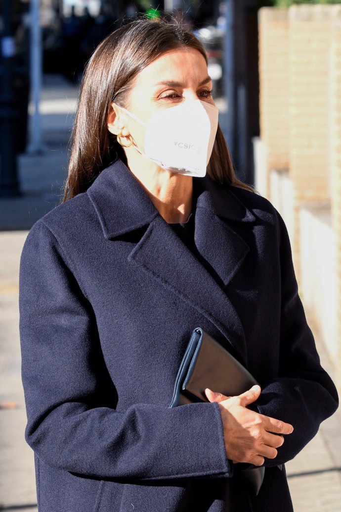 La Reina ha estrenado un abrigo azul marino de corte oversize