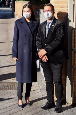 La Reina ha estrenado un abrigo oversize de Hugo Boss en color azul