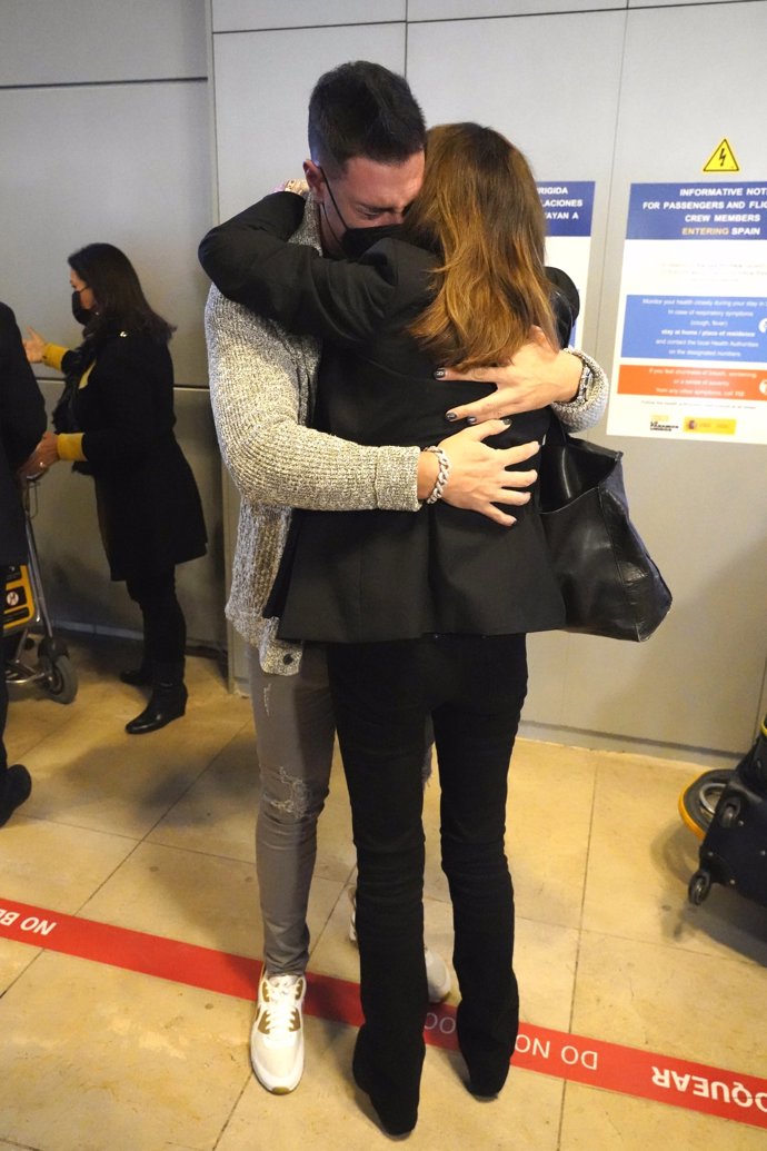 Emotivo abrazo entre Mari Ángeles Grajal y su hijo Jacobo