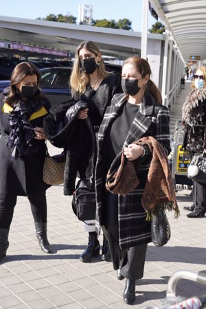 Gisela y Gabriela Ostos han ido con su hermano Jacobo al aeropuerto a recoger a Mari Ángeles
