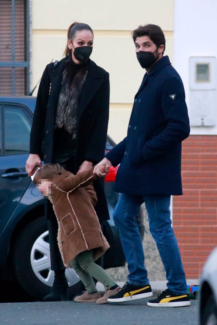 Eva y Cayetano, con su hijo Cayetano, de casi 4 años