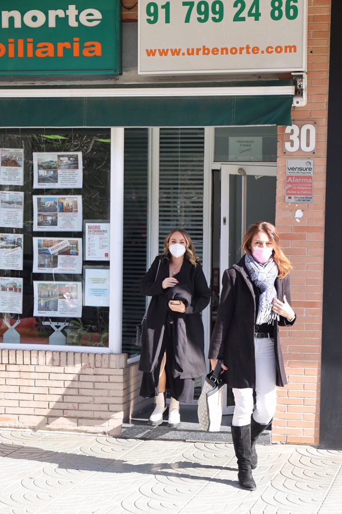 Rocio Flores en una inmobiliaria