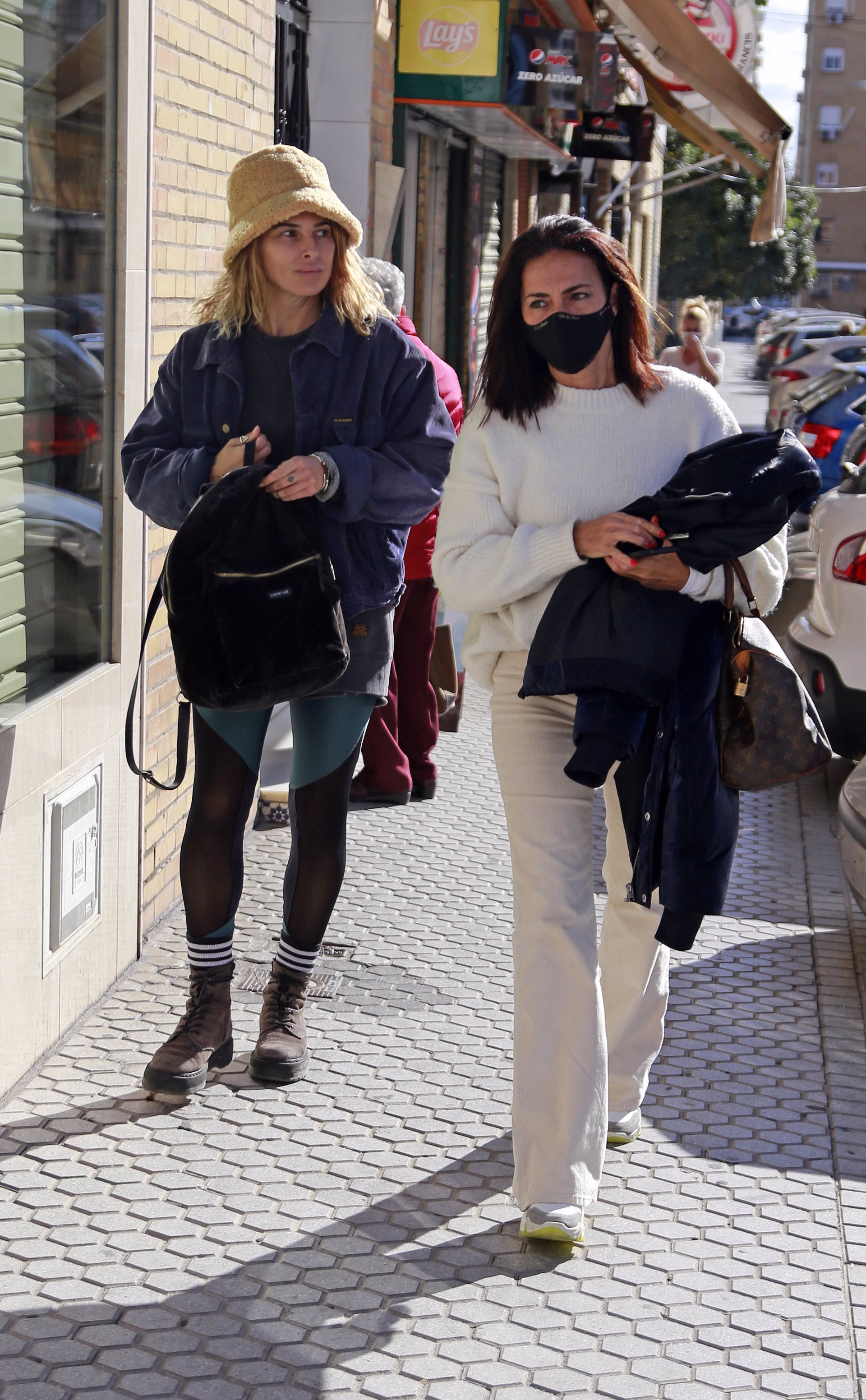 Olga con su hermana Rosa por Sevilla