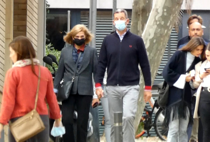 La pareja, durante un romántico paseo por Barcelona
