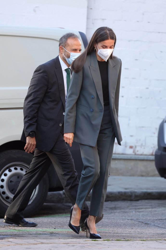 Doña Letizia con un discreto look work