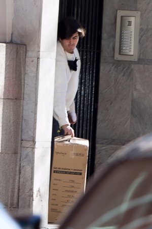 Jorge Bárcenas, sacando cajas de su nueva casa