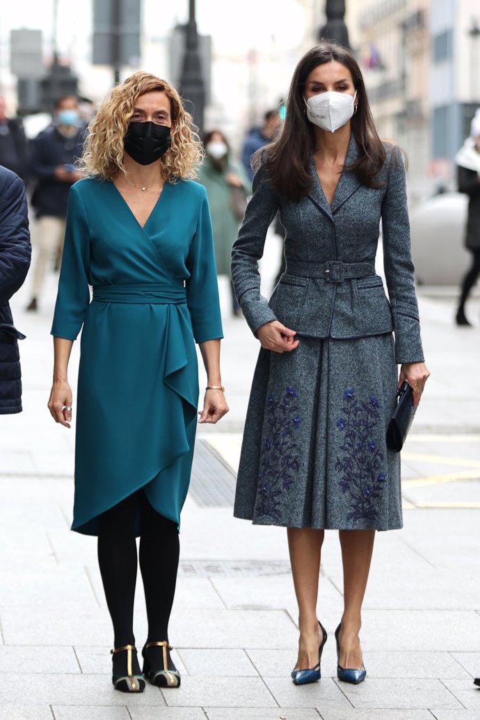 Doña Letizia, con su dos piezas gris de Felipe Varela