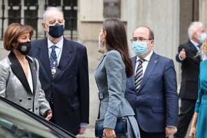 La monarca ha compartido un momento de charla antes de abandonar el acto