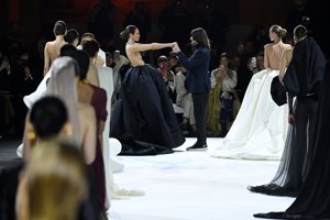 Nieves, impresionante, se llevó una ovación al final del desfile