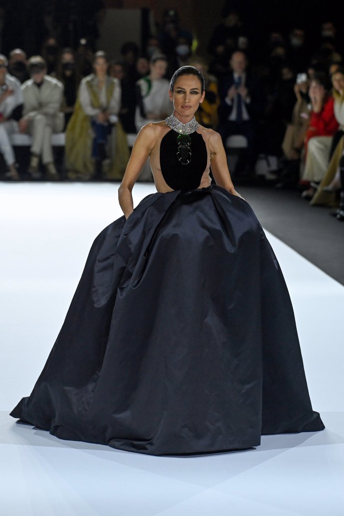 Nieves Álvarez, estrella del desfile de Stéphane Rolland