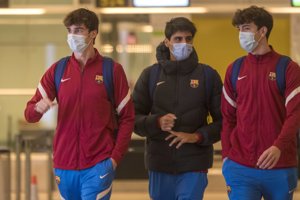 El joven, relajado con varios de sus compañeros de equipo