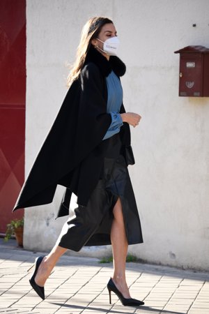 Doña Letizia ha lucido una falda de cuero negra con cinturón a juego