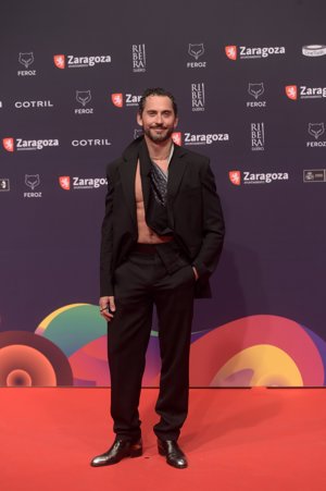 Paco León, fiel a su originalidad, destaca en la alfombra roja de los Feroz 2022