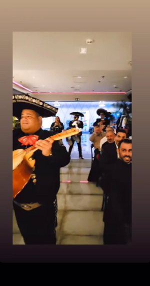 Miguel Torres coge el micrófono para derrochar su arte cantando en su gran fiesta de cumpleaños