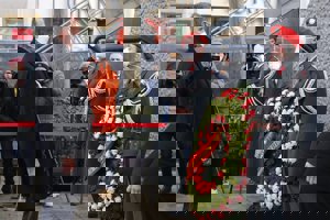 El Rey, durante la ofrenda floral a las víctimas del nacionalsocialismo.  Fotografía Casa SM El Rey