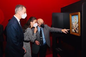 Los Reyes, muy atentos durante su recorrido por la exposición 