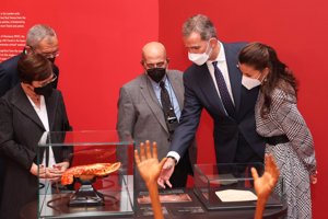 Los Reyes, muy interesados durante su recorrido por la muestra. Fotografía Casa SM El Rey