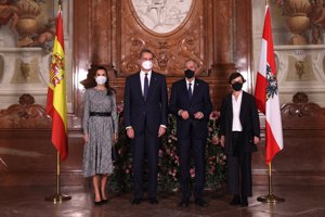 La Reina destacó una vez más por su elegancia con un diseño de estreno de Pedro del Hierro de cuadros blancos y negros