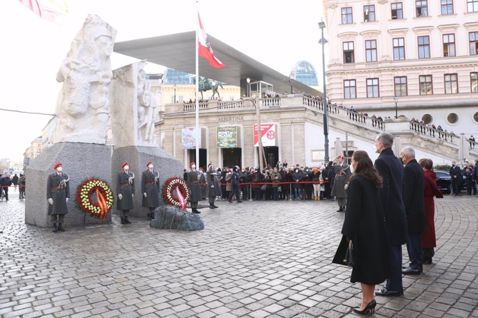 Emotiva ofrenda floral a las víctimas del nacionalsocialismo