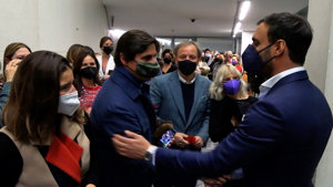 Francisco saludó al nuevo novio de su hija Cayetana, Manuel Vega, ante la atenta mirada de Eugenia Martínez de Irujo