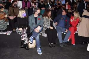 Fran, en primera fila y rodeado de numerosos amigos durante el desfile