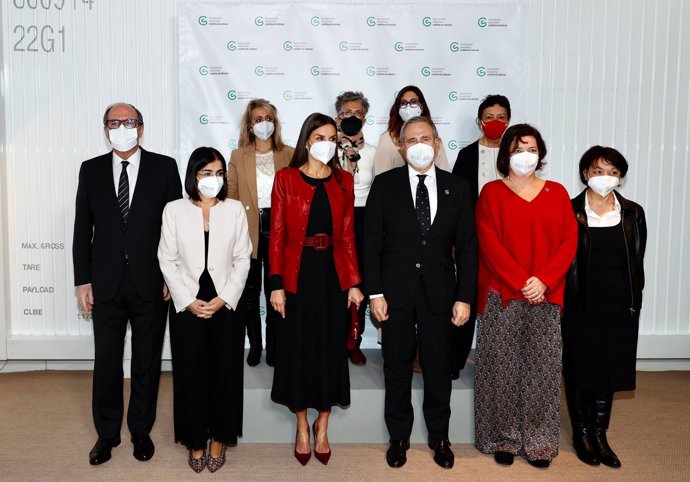 Doña Letizia, espectacular con un look bicolor en rojo y negro