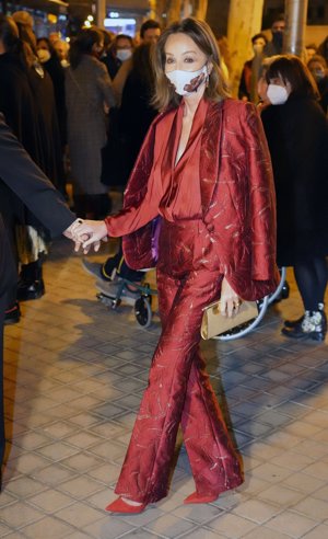 La socialité, con un elegantísimo traje rojo de Lola Li