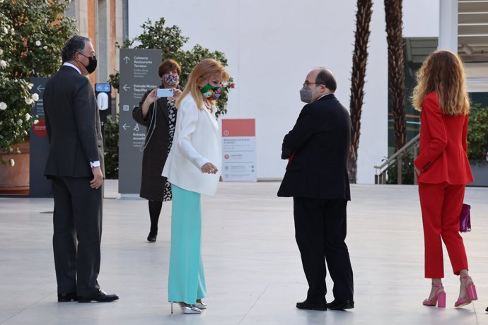 Carmen Cervera y Miquel Iceta minutos antes de la firma del acuerdo