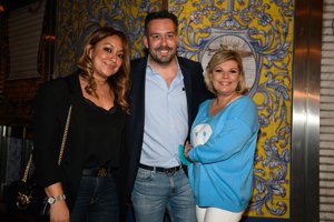 Terelu Campos, posando con Kike Calleja y la prometida del reportero, Raquel Abad