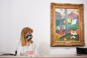 Carmen Cervera, junto a la obra 'Mata Mua' de Gauguin, punto central de la negociación