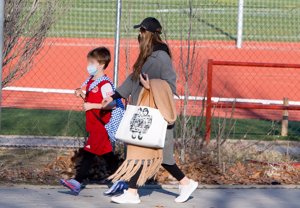 Sara Carbonero, una madraza, recogió a su hijo Martín en el entrenamiento