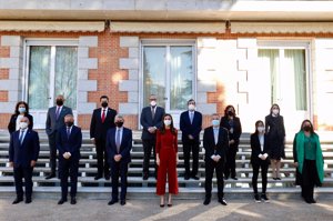 Doña Letizia ha lucido un favorecedor total look rojo de Hugo Boss