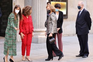 Doña Sofía repartió sonrisas a su llegada al acto